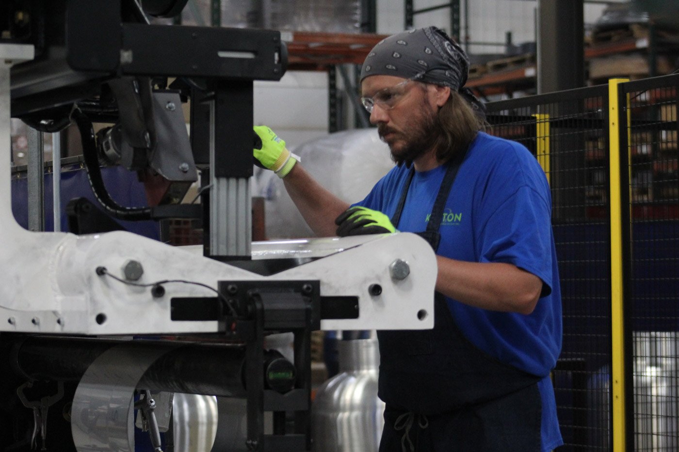 Kryton employee assembling parts icon